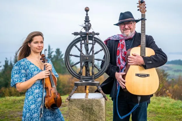 Jorden rundt p&aring; 80 minutter &ndash; fort&aelig;llekoncert med Mors Rok